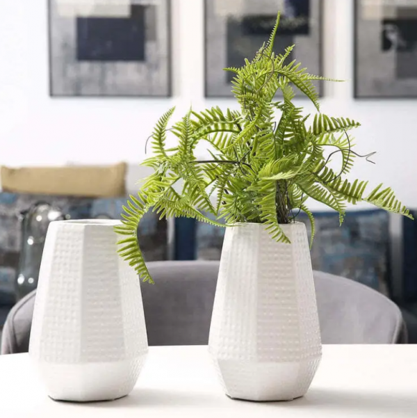 Vas bunga keramik berwarna putih dengan motif geometris